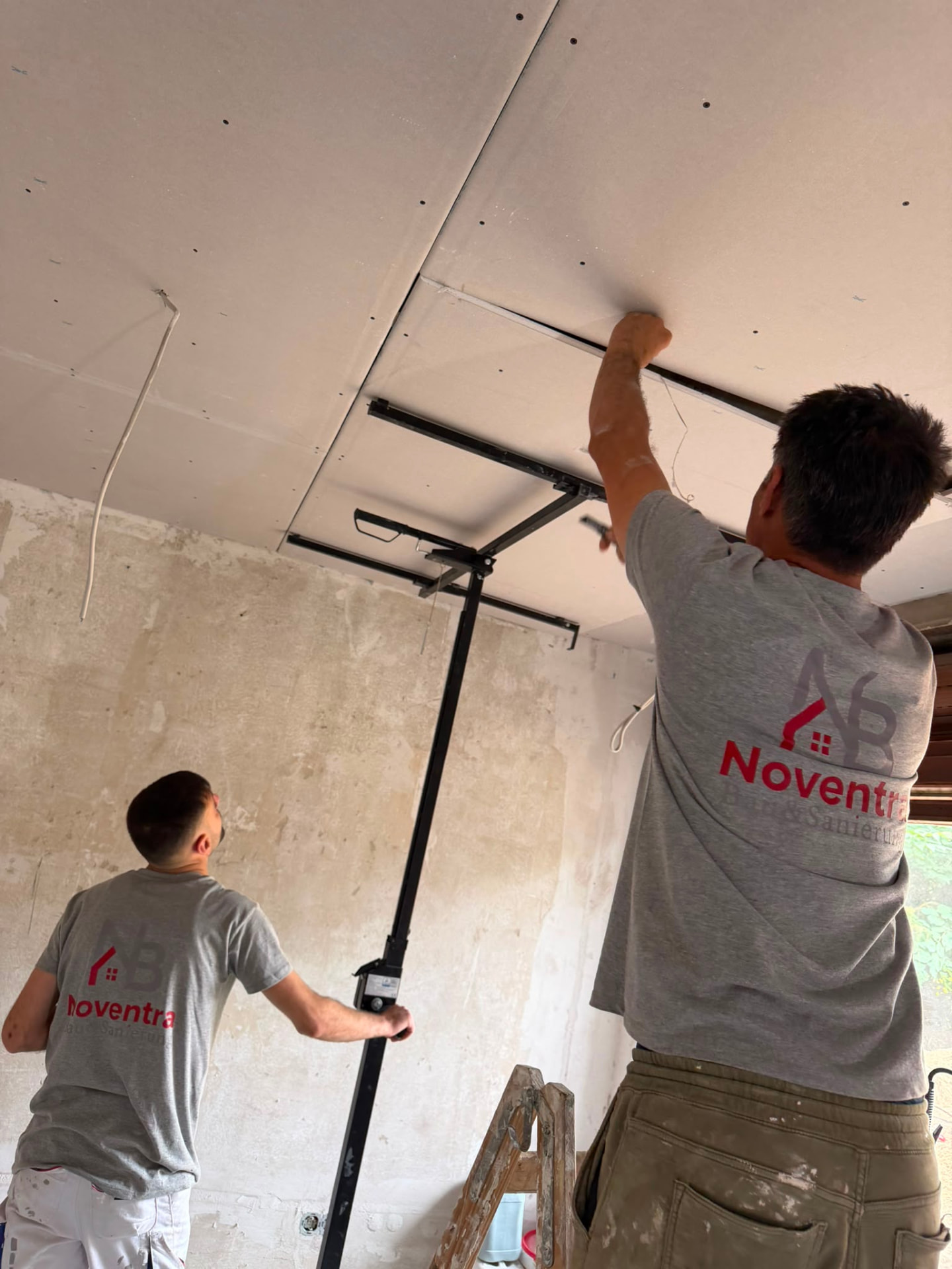 Mitarbeiter von Noventra montieren eine Trockenbaudecke